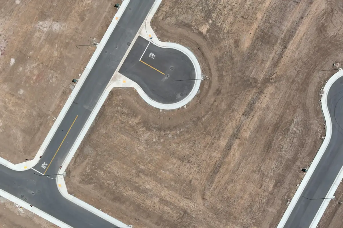 Vue aérienne d'une route au milieu de nulle part